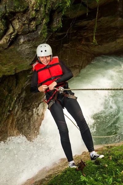 Equipo de personas mixtas en aventura de barranquismo — Foto de Stock