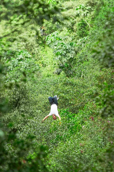 Erwachsener Mann an Zip Line als Batman — Stockfoto