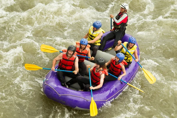 Zahlreiche Familien auf Wildwasser-Rafting-Tour — Stockfoto