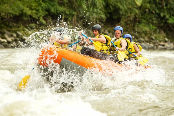 Wildwasser-Rafting — Stockfoto