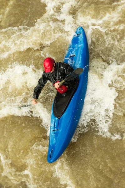 Whitewater Extreme Kayaking пятого уровня — стоковое фото