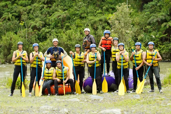 Wildwasser-Rafting-Team — Stockfoto