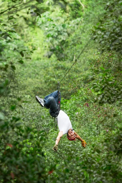 Hombre adulto en la línea Zip como Batman — Foto de Stock