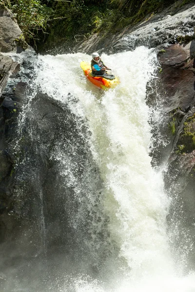 Salto de caiaque cachoeira — Fotografia de Stock