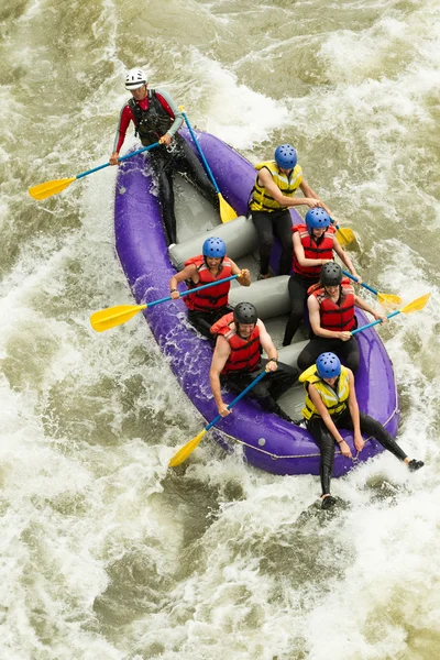 Liczne rodziny na Whitewater Rafting wycieczki — Zdjęcie stockowe