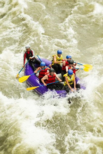 Numerose famiglie in viaggio rafting Whitewater — Foto Stock