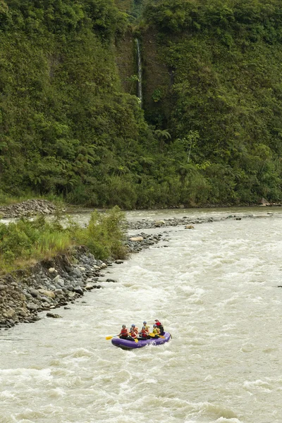 Numerosa familia en Whitewater Rafting Trip — Foto de Stock