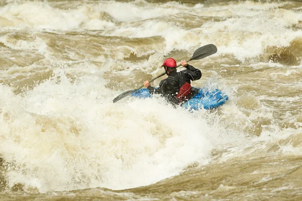 Kayak extremo de agua blanca de nivel cinco — Foto de Stock