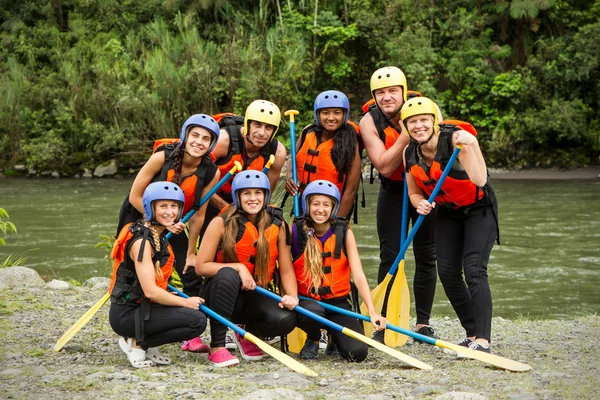 Rafting Whitewater Nehri üzerinde bir grup insan