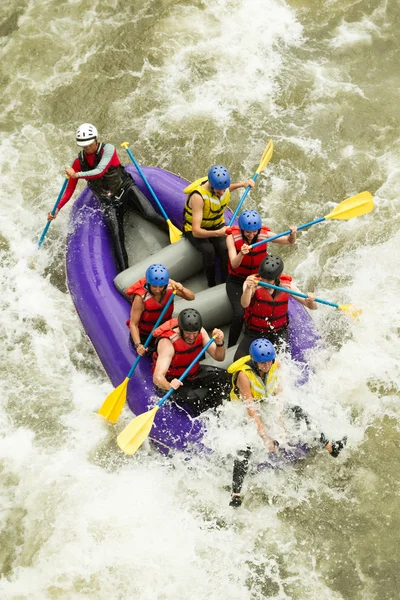 Számos család-vadvízi Rafting túra a — Stock Fotó