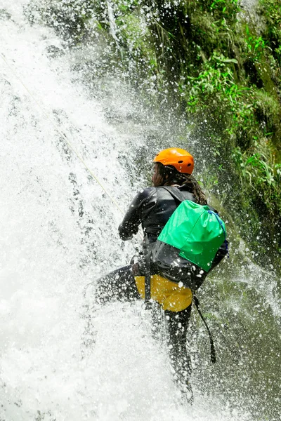 Vodopádu sestup Canyoning dobrodružství — Stock fotografie