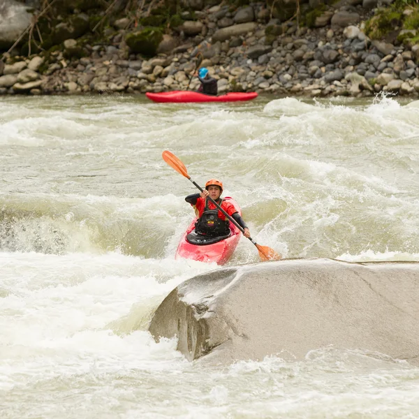 Équipe de kayak sur la rivière Pastaza — Photo