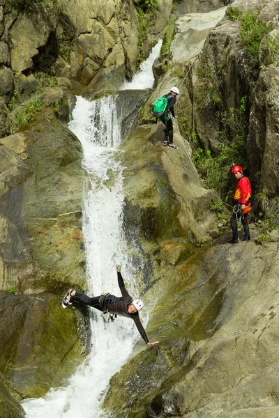 Canyoning vattenfall nedstigningen — Stockfoto