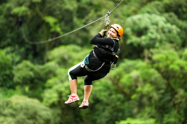 Túlméretezett asszony Zip Line közelről — Stock Fotó