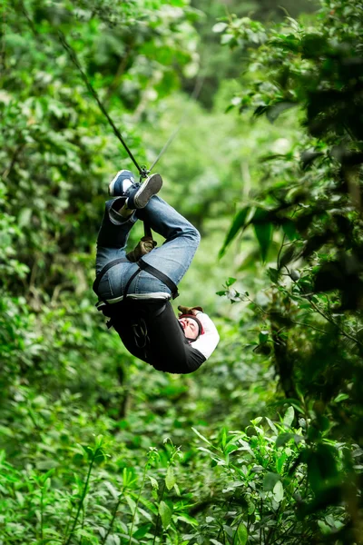 Dorosły człowiek na Zip Line odwrócenia pozycji — Zdjęcie stockowe