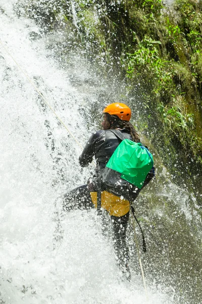 Descida de cachoeira canyoning — Fotografia de Stock