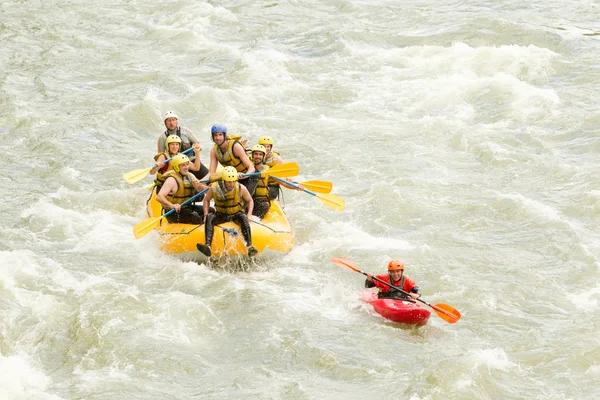 Barco de rafting de aguas bravas asistido por un Kayaker — Foto de Stock