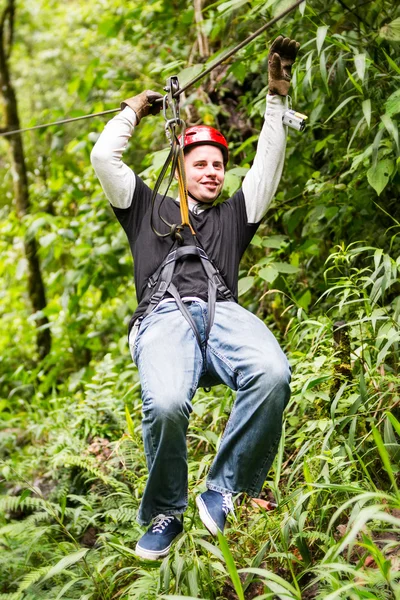 Adulto homem pendurado a partir de Zip line close up — Fotografia de Stock