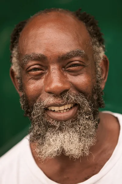 Afro homem sorrindo — Fotografia de Stock