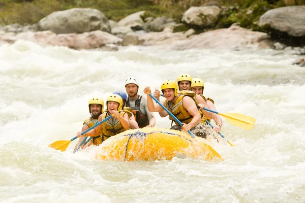 Rafting aventura de aguas bravas —  Fotos de Stock