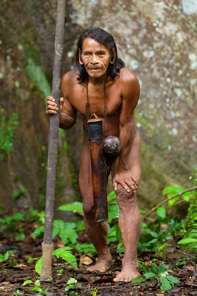 Cazador indígena huaorani en la cuenca amazónica — Foto de Stock