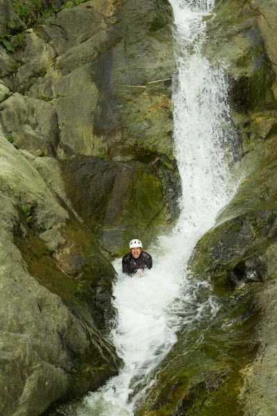 Canyoning vattenfall nedstigningen — Stockfoto