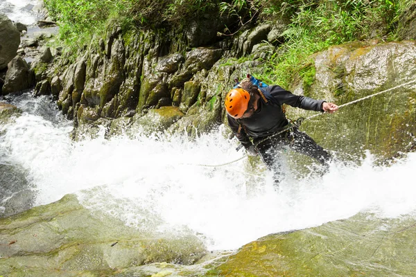 Descenso de cascada de barranquismo — Foto de Stock