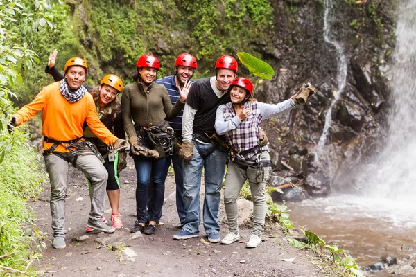 Grupp vuxna människor i Ecuadors regnskog — Stockfoto