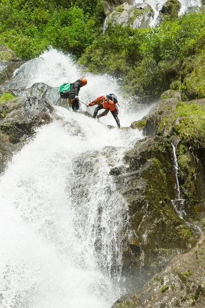 Aventura de descenso de cascada Canyoning — Foto de Stock