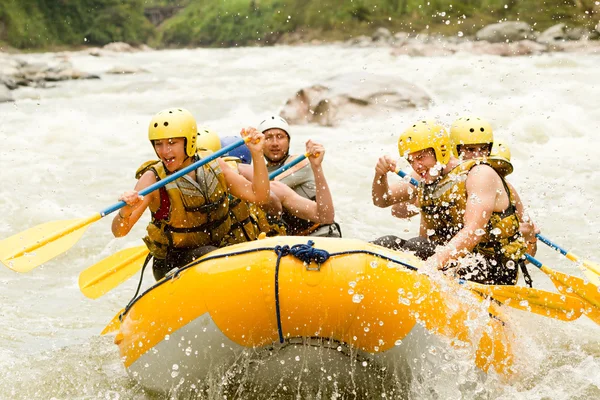 Folyó vadvízi Rafting szórakozás — Stock Fotó