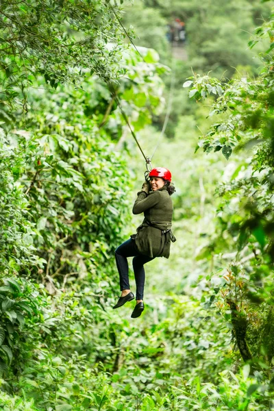 Felnőtt Afro hölgy Zip Line távolság lövés — Stock Fotó