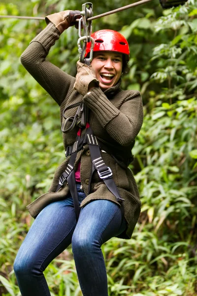 Afro donna su zip linea close up ritratto — Foto Stock