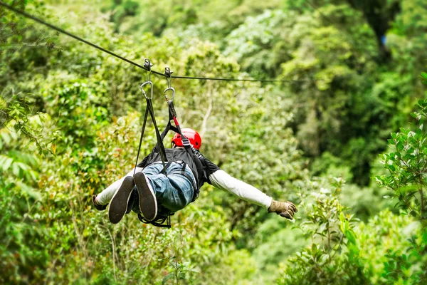 Uomo adulto su zip linea in superman come posizione — Foto Stock