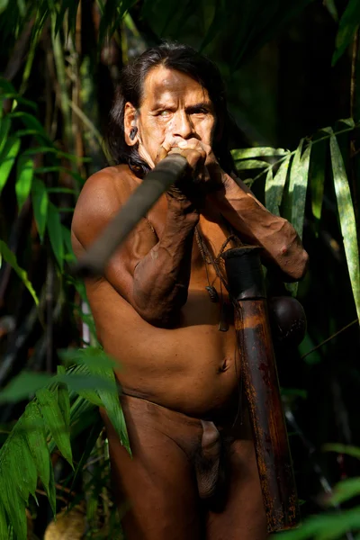 Poderoso retrato de Huaorani Hunter en la cuenca del Amazonas — Foto de Stock