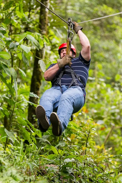 Uomo adulto di grandi dimensioni su Zip Line — Foto Stock