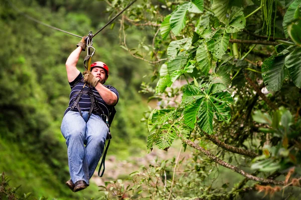 Turista en Zip Line acercándose al destino — Foto de Stock