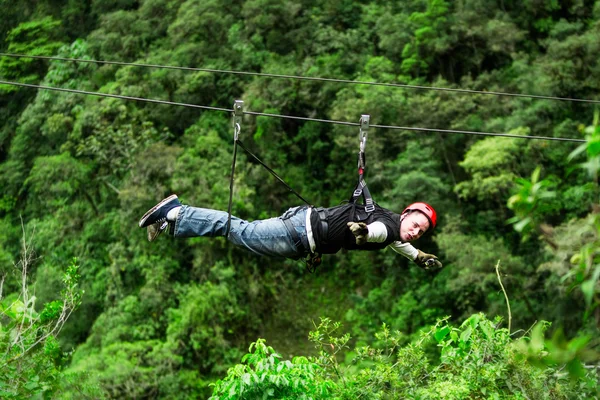 Erwachsener Mann an Seilrutsche horizontal hängend — Stockfoto