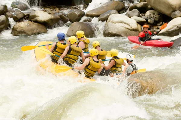 Gefährliches Wildwasser-Rafting — Stockfoto