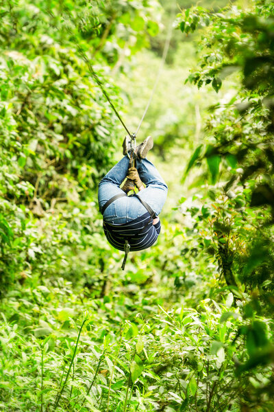 Огромный взрослый человек, висящий на Zip Line
