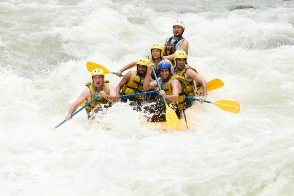 Rafting aventura de aguas bravas — Foto de Stock