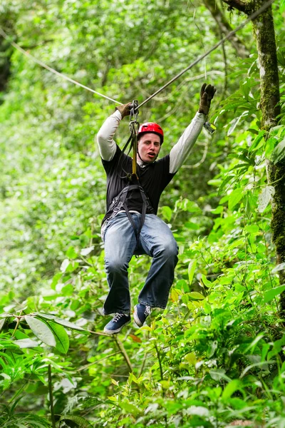 Erwachsener Mann hängt an Seilrutsche — Stockfoto