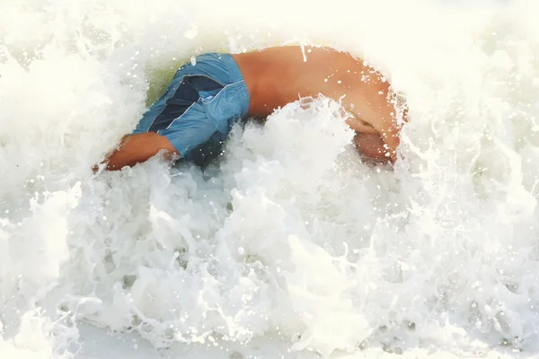 Hombre saltando al mar — Foto de Stock