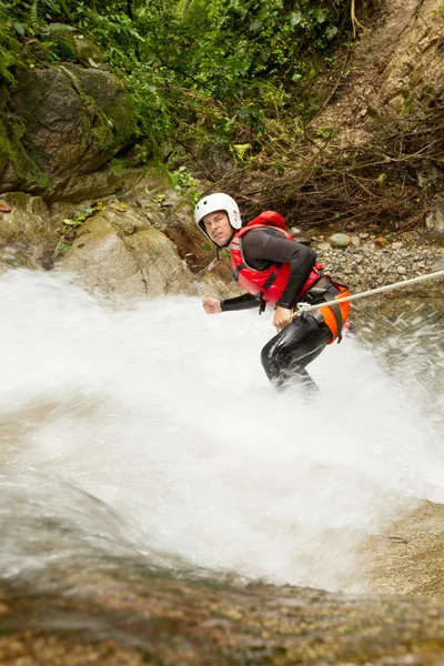 キャニオニング冒険滝降下 — ストック写真