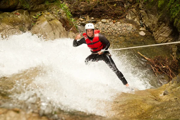 Canyoning dobrodružství vodopádu sestup — Stock fotografie