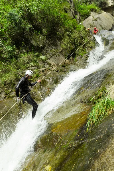 Descenso de cascada de barranquismo — Foto de Stock