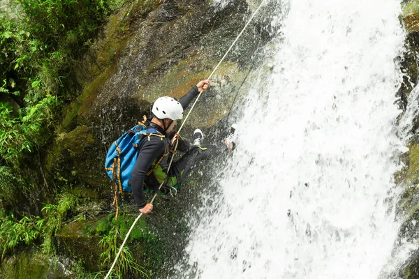 Descida de cachoeira canyoning — Fotografia de Stock