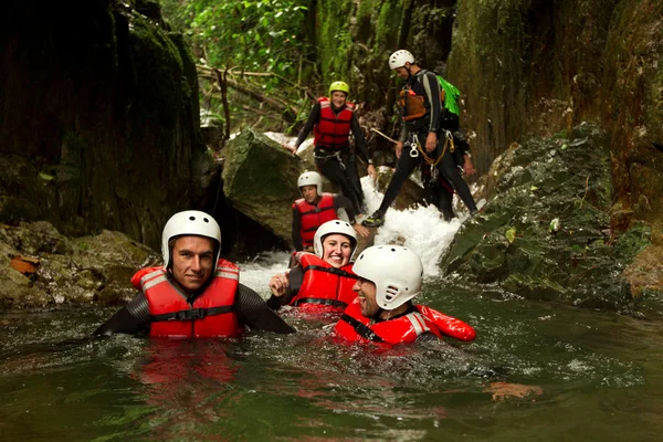 Autêntica viagem de canyoning — Fotografia de Stock