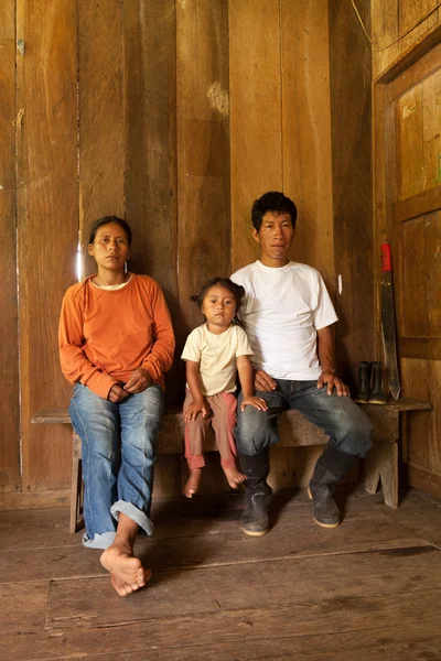 Pobre família quechua — Fotografia de Stock