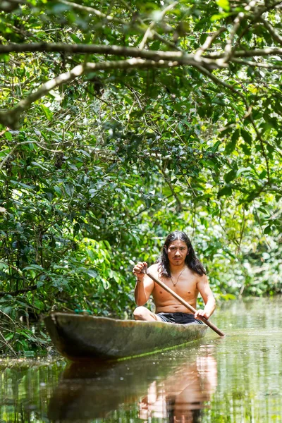 Canoa di legno indigena — Foto Stock