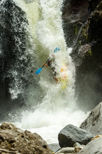 Salto de caiaque cachoeira — Fotografia de Stock